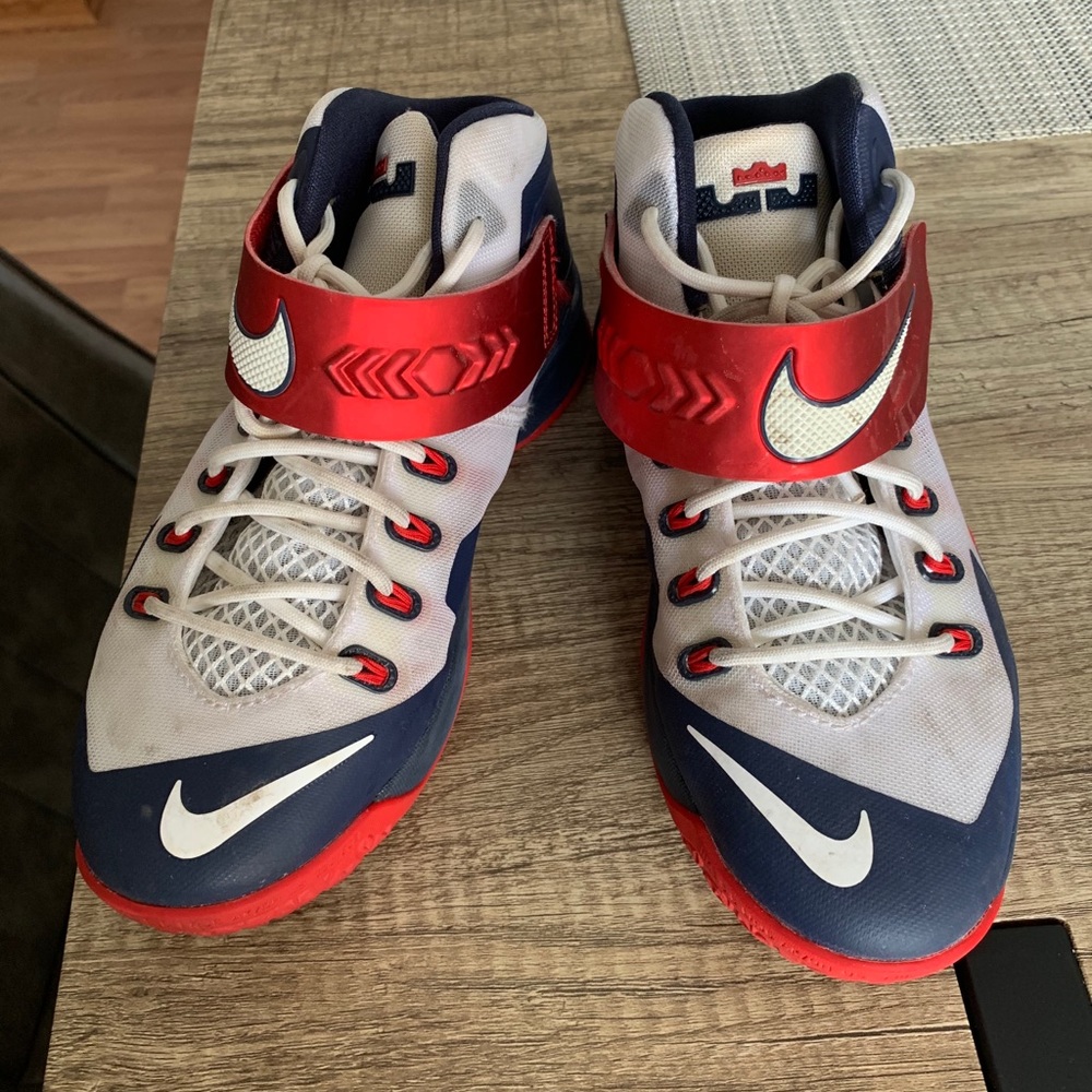 Basketball shoes